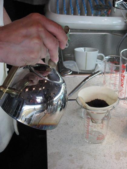 コーヒーに95度のお湯をゆっくりと注ぎ、コーヒー全体を蒸らします。これで、豆の中にある二酸化炭素を排出し、おいしく抽出できるようになります。