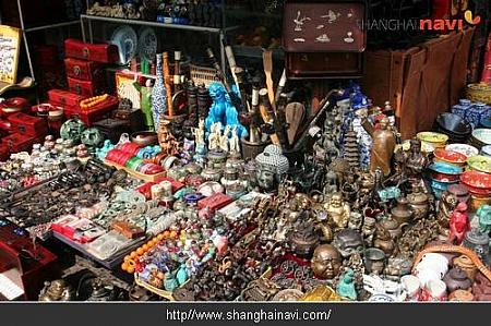 「 東台路古玩市場 」<BR>上海きっての骨董品ストリートでお宝探し！お店からは徒歩約3分。