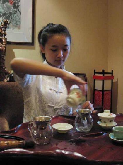 2～3分蒸らしたら蓋を器用に押さえ、お茶を茶海に移します。