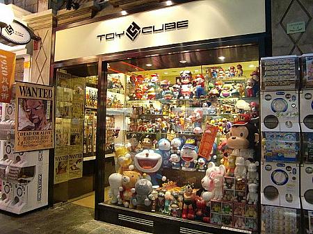 アニメキャラクターのフィギュア専門店もあり。