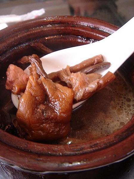 ＜雑菇土鶏湯（15元）＞
脾臓、胃などに効果有り。雑菇はいろいろなキノコ、土鶏は放し飼いの鶏のこと。野性味あふれるスープです。