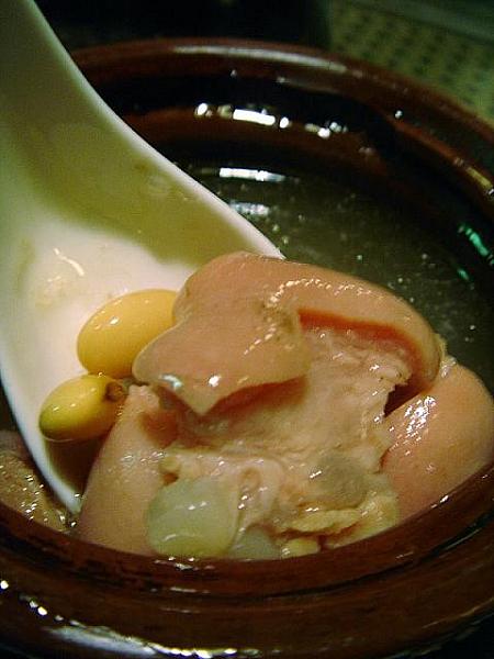 ＜黄豆猪手湯（9元）＞
美肌効果有り。猪は豚のことなので豚足と大豆のスープです。コラーゲンたっぷりなので飲んだ翌日は本当に肌がツルツルになります。