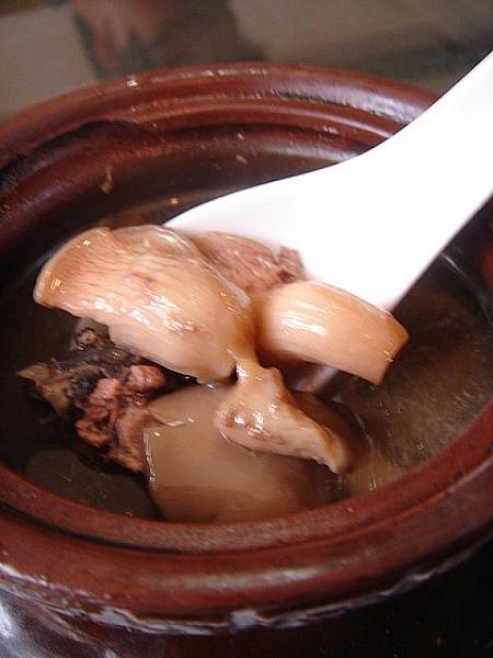 ＜菌菇烏鶏湯（12元）＞
心臓病、貧血などに効果有り。ヒラタケと烏骨鶏（ウコッケイ）のスープです。結構あっさりした味付けです。