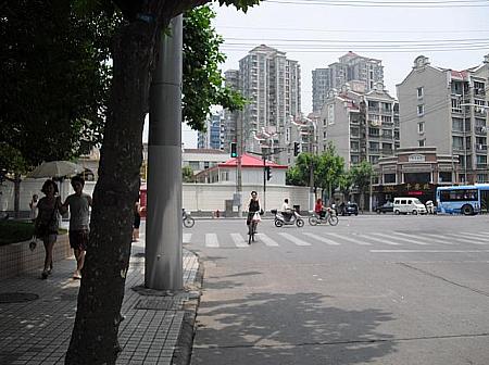 そのまま泰興路を５分ほど北上。３本目の交差点、新閘路で左に曲がります。200メートルほど歩くと、「Lilli’s Shanghai メインショールーム」が入居している「茂盛大厦」が見えてきます。