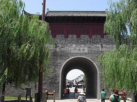 なんと617年建造、隋の時代にさかのぼるという城郭「宣徳門」を抜けると、そこは江南文化漂う古い街並。突然時の流れがゆったりした気がしました。