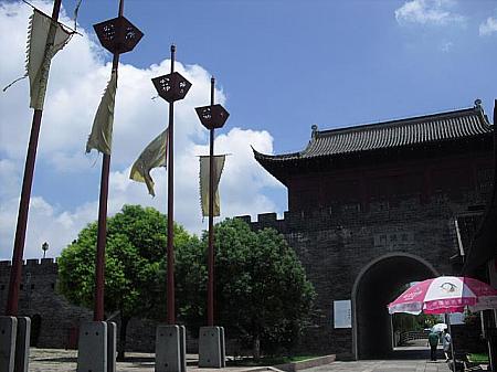 なんと617年建造、隋の時代にさかのぼるという城郭「宣徳門」を抜けると、そこは江南文化漂う古い街並。突然時の流れがゆったりした気がしました。