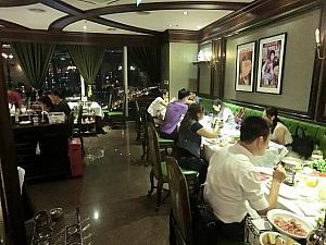 会社帰り風の上海人でいっぱい