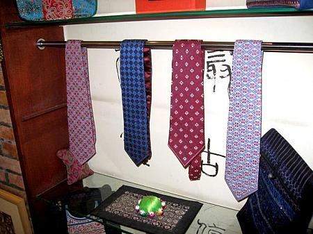 リネンに幾何学模様が刺繍されたネクタイ。男性へのお土産にいかがですか。　
７８０～８８０元