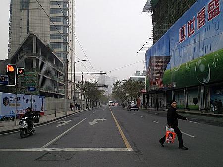 上海でもっとも土地の値段が高い通りが「南京路」です。西と東で若干の格差がありますが。こちらは格「下」の西側。この先延安西路とぶつかるところから南京路は始まります。