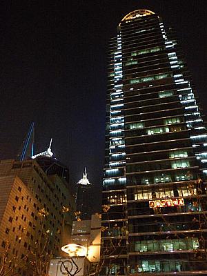 銀行や証券会社のビルが並びます。ビルの向こうにちらりと見えるのが上海森ビル「金融中心」と「金茂大廈」です。