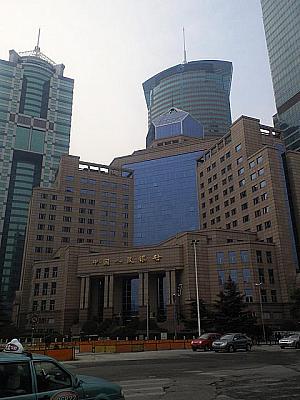 銀行や証券会社のビルが並びます。ビルの向こうにちらりと見えるのが上海森ビル「金融中心」と「金茂大廈」です。
