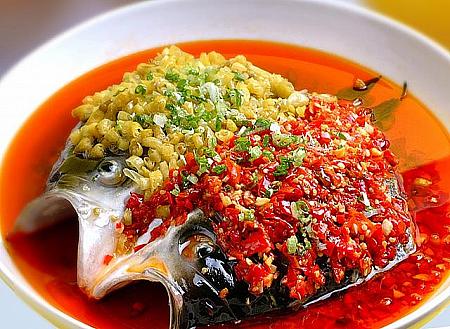 「魚头」は湖南料理を代表する料理。湖南人曰く、「赤い唐辛子は辛くない」のだそう。いえいえ、信じてはいけません。十分辛いです（涙）。