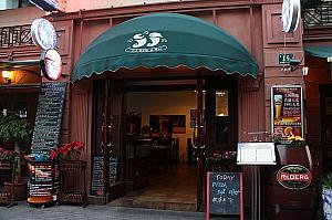 1階にあるカフェ＆バー「J＆J Cafe＆Bar」