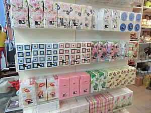 輸入雑貨店でよく見かけるオシャレ紙ナプキン（6個10元）。1個約25円!