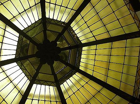 天井はドーム状で自然光のさすガラス張り。
