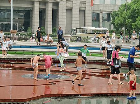 「上海博物館」の北側にある噴水広場。