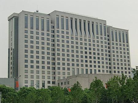 上海市政府（市庁舎）。