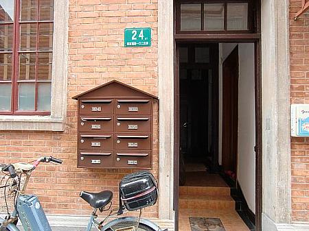 入り口の横にある緑のプレートがその家（お店）の住所番号です。