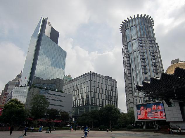 南京東路からの遠景。右が王宝和酒店、左が海倫賓館、真ん中の背の低い長方形の建物がグランドセントラルホテル上海です。