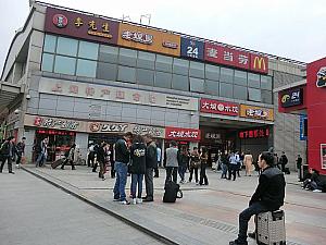 ファストフードや土産物店が集まる「上海特産超市」
