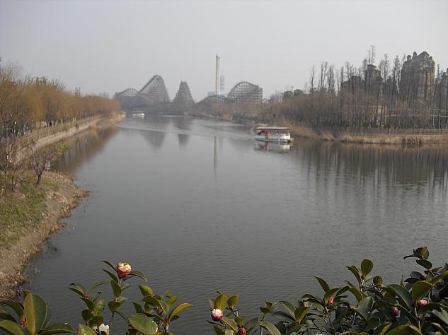 テーマパーク内でのどかな水郷風景が楽しめるのは上海の遊園地ならではです。