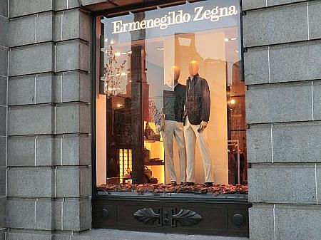 イタリアの高級ブランドショップ2店が目印