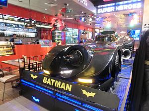 店内にバットマンの車!「超級英雄主題館」