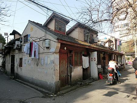 屋根にこんな窓がある上海様式の住居が現役