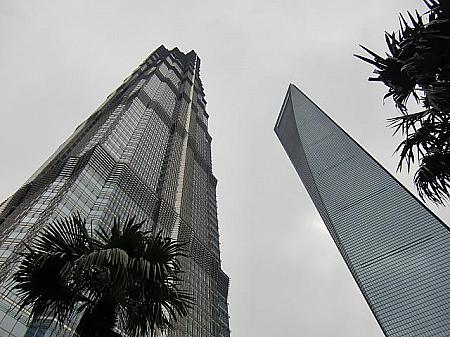 左が「金茂大廈」、右が「上海環球金融中心」。道を隔てた隣りです。