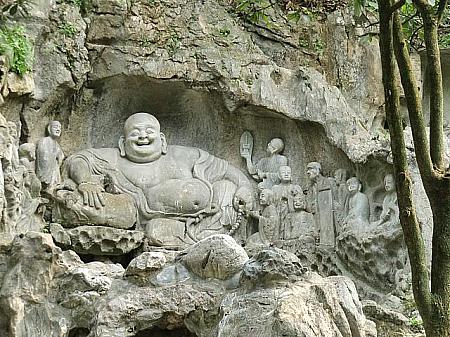 「霊隠寺」の岩山に彫り込まれた石仏群