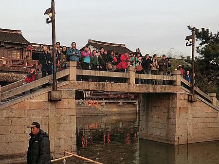 それを見ようと橋の上に人がいっぱい