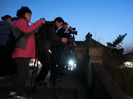 橋の上で暗くなるのを待つ地元のアマチュアカメラマンたち。平日でもこんなに来ています!