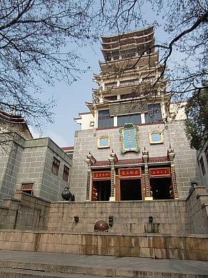 頂上には道教寺院の塔が。