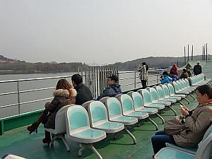 遊覧船の屋上席。船内は自由席です。