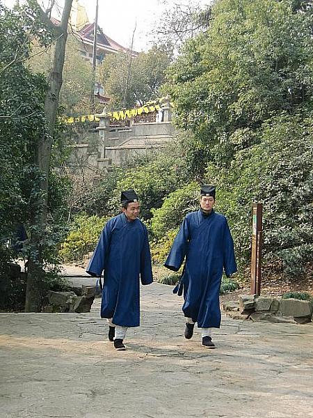 山道で行き合った道士さんたち。