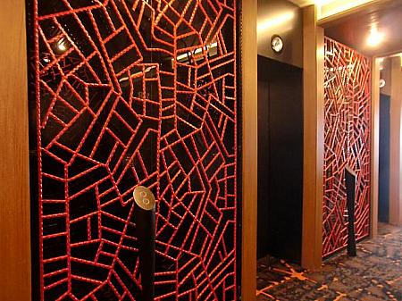 エレベーター。赤い飾りは上海の路地の地図を表現しているそう。