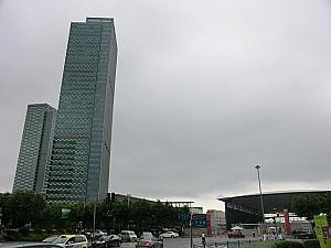 駅出口後方の高いビルは「浦東嘉里城」、そのすぐ右手に「上海新国際博覧中心」