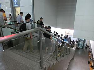 ⑦ホームは1階。流れに乗りましょう