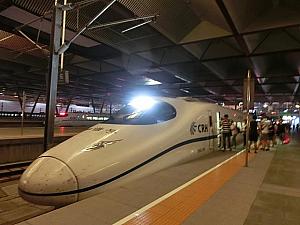 ⑪列車がホームに入ってきました