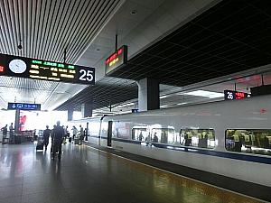 ⑧25番のホームに停まっているのが乗車するG7126の高速鉄道です