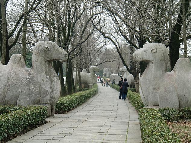動物の石像が並ぶ散策道。