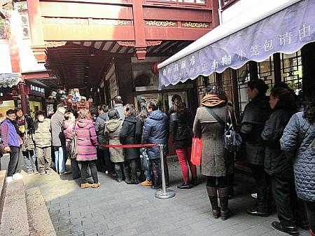 上海一の有名店。一階テイクアウトコーナーは今日も大行列ができていました