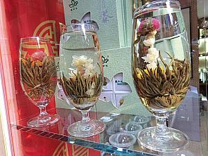 お土産屋さんや食べ歩きできそうなお店がいっぱい