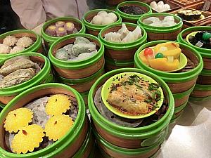お土産屋さんや食べ歩きできそうなお店がいっぱい