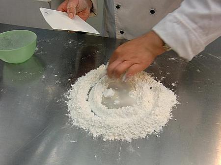 ①小籠包の材料に砂糖、ラードを入れます。
