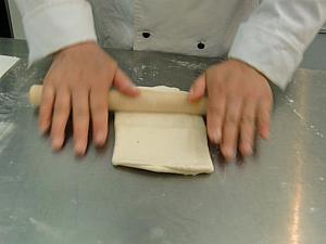 ③よくこねて四角くのばします。