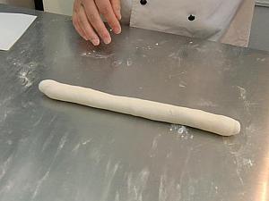 ④生地を棒状にし、