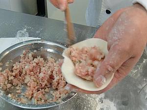 ⑧餡を入れます。