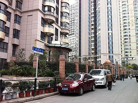 武昌路。通りの左には新築マンションが
