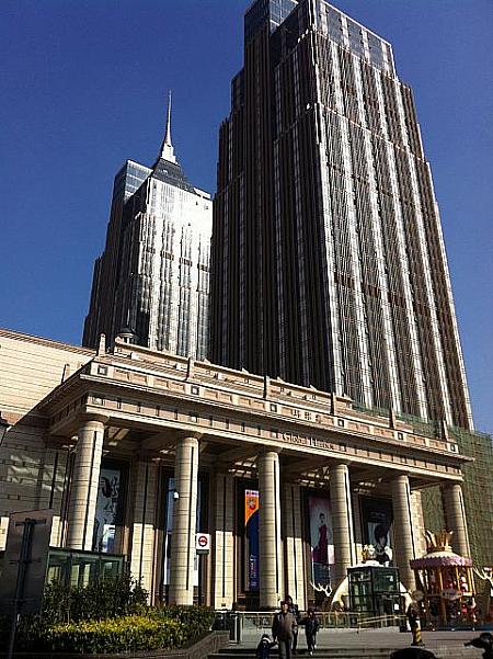 2棟のビルがある大型モールです